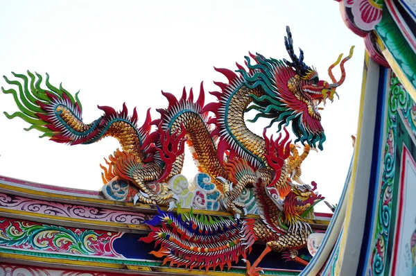 Drago cinese colorato sul tetto — Foto Stock