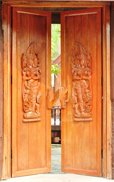 Thaise stijl houtsnijwerk — Stockfoto