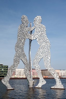 Berlin Osthafen? Molekül adamım Treptower Spreeufer