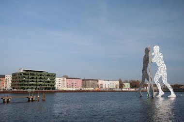 Berlin Osthafen? Molekül adamım Treptower Spreeufer