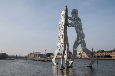 Berlin Osthafen? Molekül adamım Treptower Spreeufer