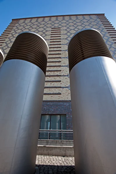 Porto do Leste de Berlim - colunas de ventilação antes de uma memória — Fotografia de Stock