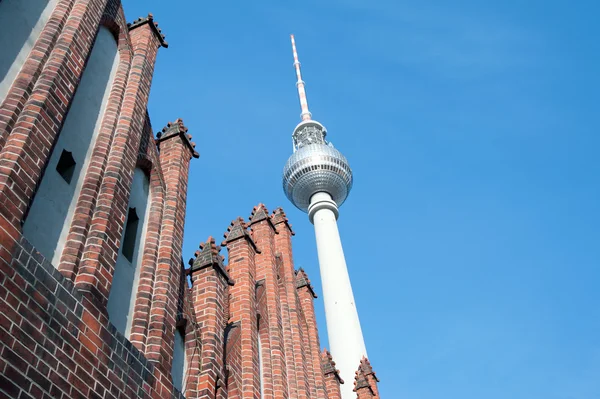 Berlin alexanderplatz - fernsehturm und marienkirche — Stockfoto