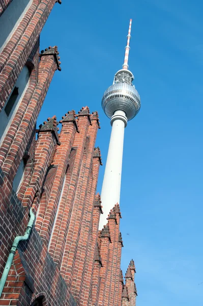 Berlin alexanderplatz - televizní věž a marienkirche — Stock fotografie