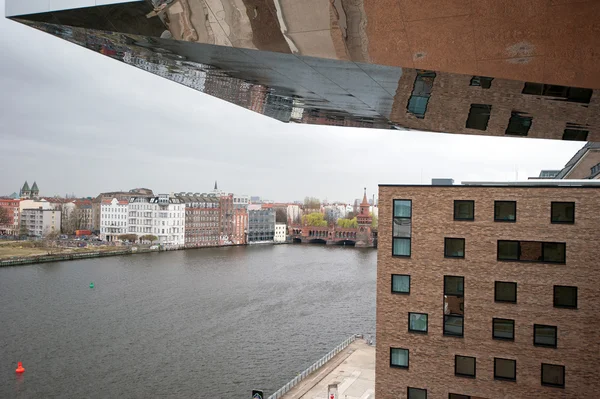 Berlin Doğu port - spreeblick üst ağaç Köprü'ye — Stok fotoğraf