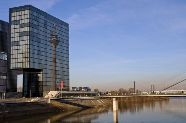 Medienhafen Düsseldorf / Spiegelung in den Zwillingen