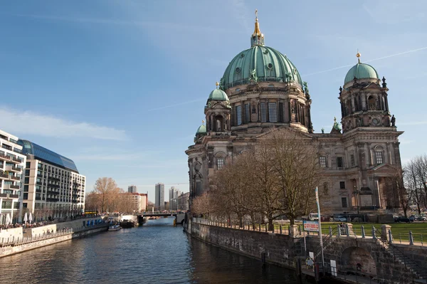 La isla del museo de Berlín - el Spree al ciudadano de la catedral de Berlín —  Fotos de Stock