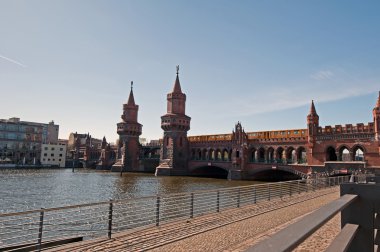 Doğu port - Berlin spree için görüntüleme geçmiş üst ağaç köprü