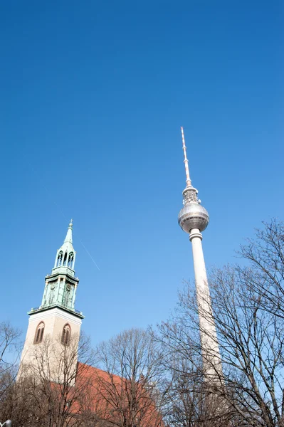 Берлин Александерплац - телебашня и Мариенкирхе — стоковое фото