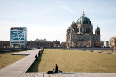 Berlin Mitte – „Lustgarten“ mit Humboldt-Box und Berliner Dom clipart