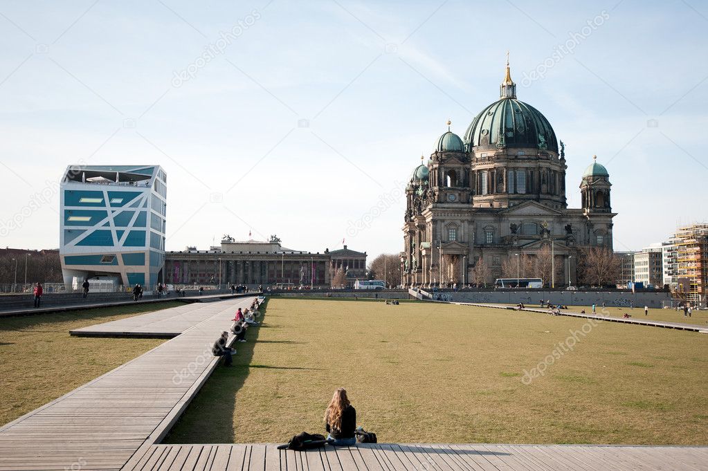 Berlin Mitte – „Lustgarten“ mit Humboldt-Box und Berliner Dom