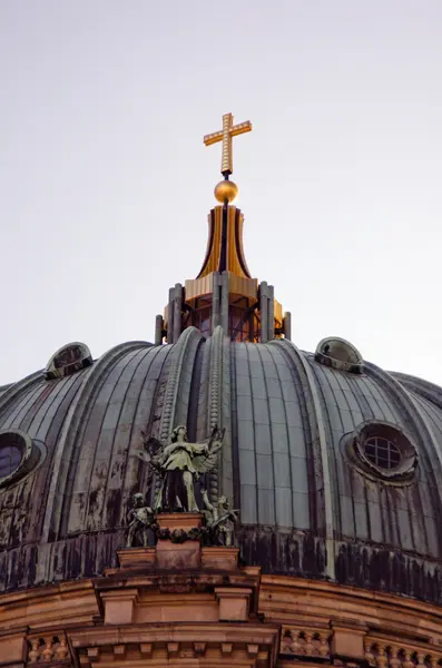 Берлин - Берлин Дом - Kuppel mit Doppelkreuz — стоковое фото
