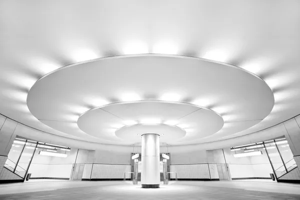 超现代的黑色和白色内部的公共地铁站 — 图库照片