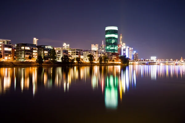Drága kötöttünk és irodák a riveren, Frankfurt éjszakai — Stock Fotó