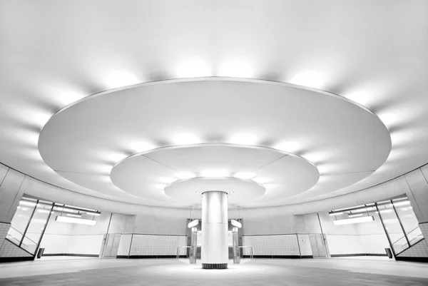 公共の地下鉄駅の超モダンな黒と白のインテリア ロイヤリティフリーのストック写真
