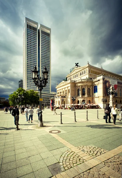 Régi opera és a Frankfurt felhőkarcoló — Stock Fotó