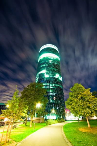 Biuro wieżowiec w nocy — Zdjęcie stockowe