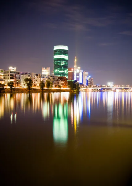 Drága kötöttünk és irodák a riveren, Frankfurt éjszakai — Stock Fotó