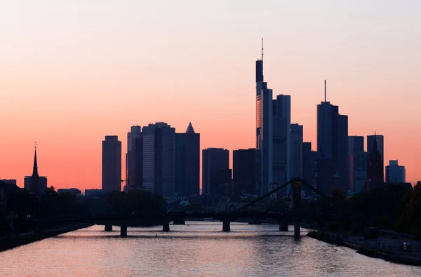 Panorama do horizonte da cidade de Frankfurt ao pôr do sol — Fotografia de Stock