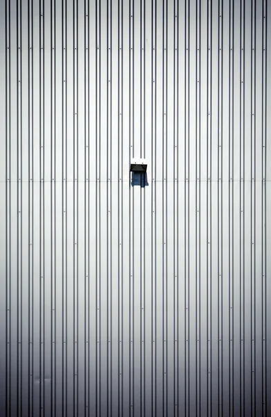 Enkel Tom stål fabrik vägg med lampa — Stockfoto