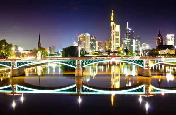 Frankfurt skyline reflexão no rio de Main Imagens De Bancos De Imagens Sem Royalties