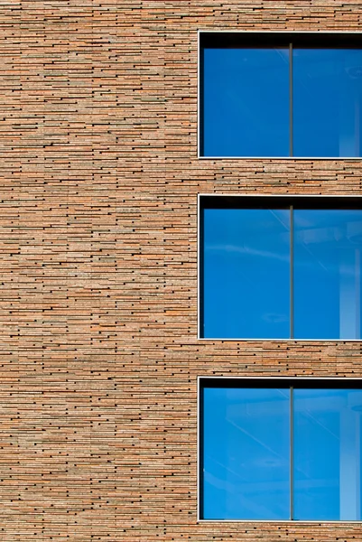 Moderne bakstenen muur met wndows — Stockfoto