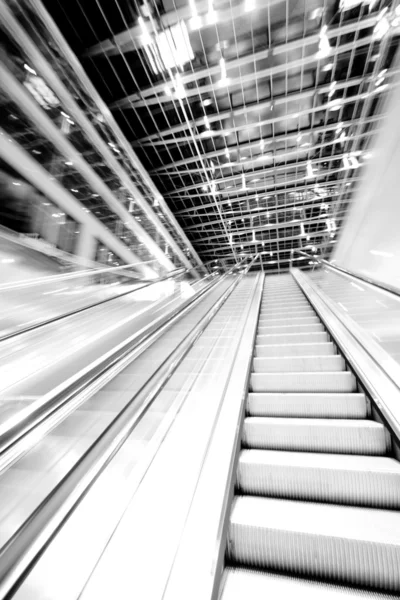 Modern kavramsal yüksek teknoloji yapı soyut çatı ve merdiven — Stok fotoğraf