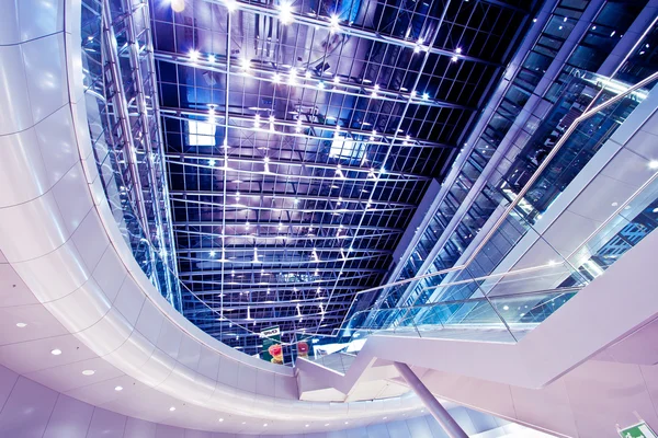 Современное концептуальное высокотехнологичное здание с абстрактной крышей и лестницей — стоковое фото
