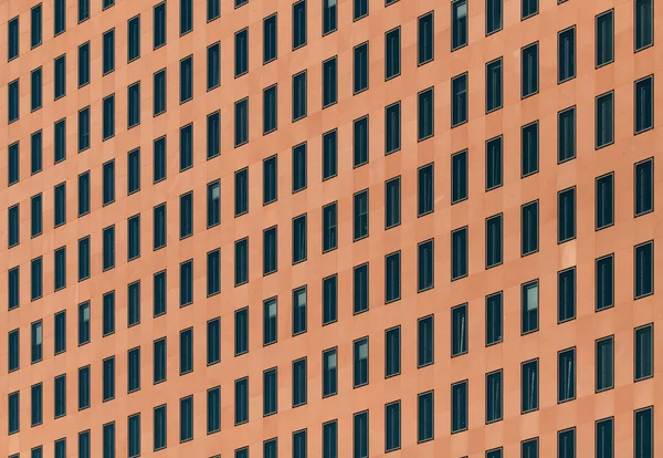 Parede vermelha com muitas janelas pequenas — Fotografia de Stock
