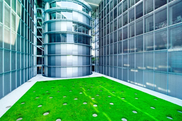 Сучасна офісна будівля з зеленою терасою у дворі — стокове фото
