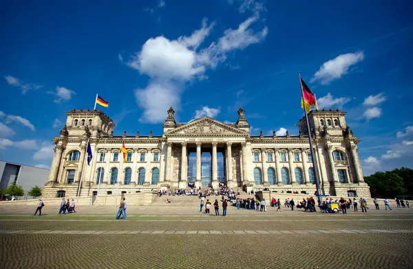 Reichstagu w Berlinie w słoneczny dzień — Zdjęcie stockowe