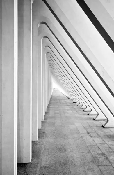 Túnel simétrico moderno em interior futurista com arcos de concreto em perspectiva — Fotografia de Stock