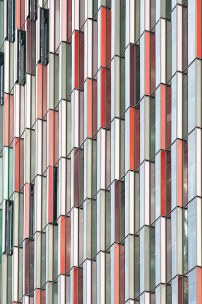 Kleurrijke windows patroon van het kantoorgebouw — Stockfoto