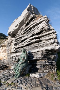 portovenere kadın heykeli