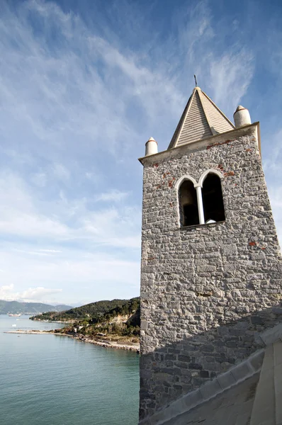 A bell tower, the sea and the sky — Stock Photo, Image