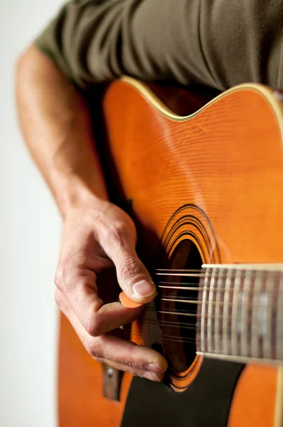 Spela en 12 strängad akustisk gitarr — Stockfoto