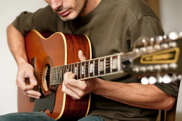Tocando uma guitarra acústica de 12 cordas — Fotografia de Stock