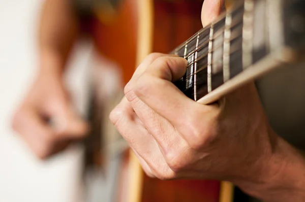 Afspelen van een 12-snarige akoestische gitaar — Stockfoto