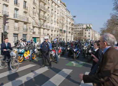 Paris, Fransa, 25 Mart 2012 - bisikletçileri tezahürü de paris