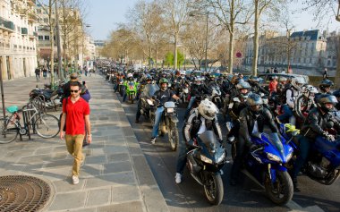 Paris, Fransa, 25 Mart 2012 - bisikletçileri tezahürü de paris