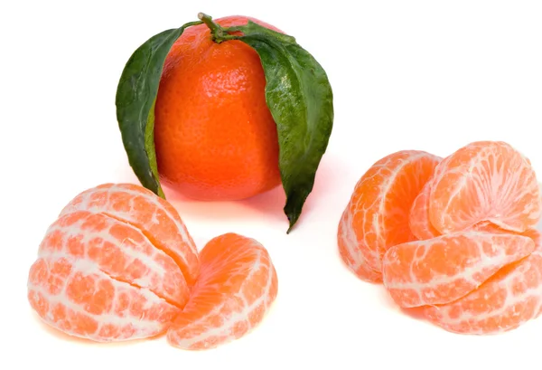 Un mandarino e le sue fette — Foto Stock