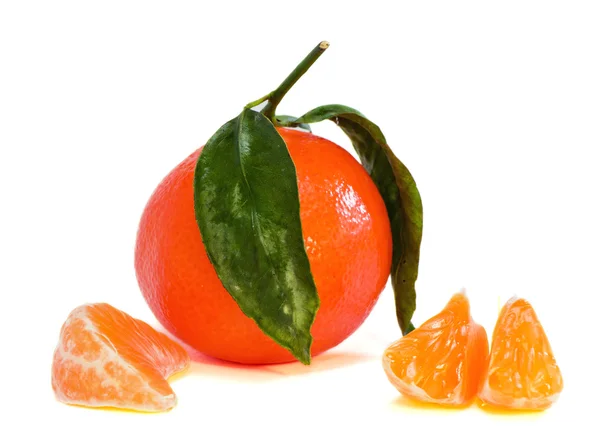 Eine Mandarine und seine Scheiben — Stockfoto