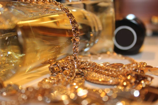 Botella de perfume y joyería cadena de oro — Foto de Stock
