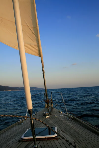 Jachtě na moři proti večerní obloze — Stock fotografie