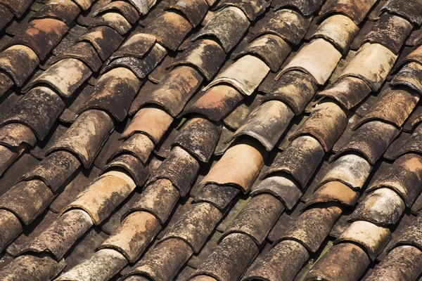 Terra Cotta telhas no telhado — Fotografia de Stock