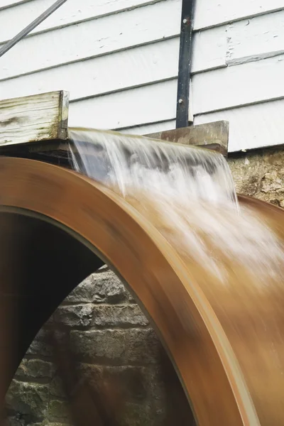 Água que flui sobre roda de moinho — Fotografia de Stock