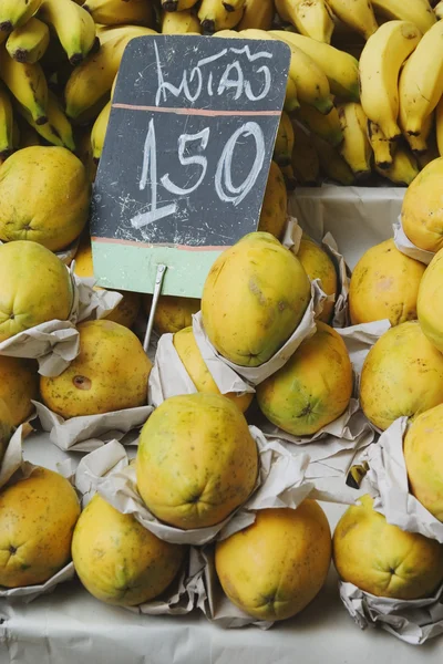 Bananas e mamão em um mercado de rua — Fotografia de Stock