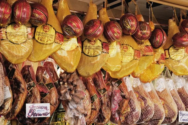 Hams and cheeses in a street market — Stock Photo, Image