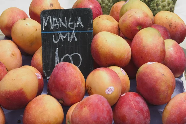 Mangos em um mercado de rua — Fotografia de Stock