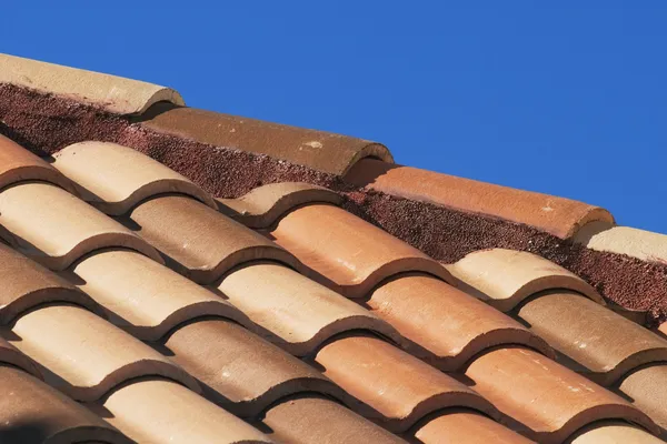 Terrakotta-Schindeln auf dem Dach — Stockfoto